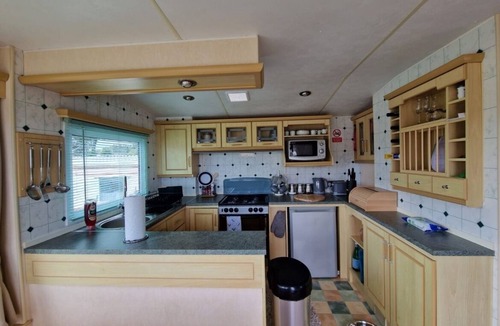 Penparcau Ski Chalet | 2 Bed Caravan - Sleeps 6 - Pets - Pool - Parking