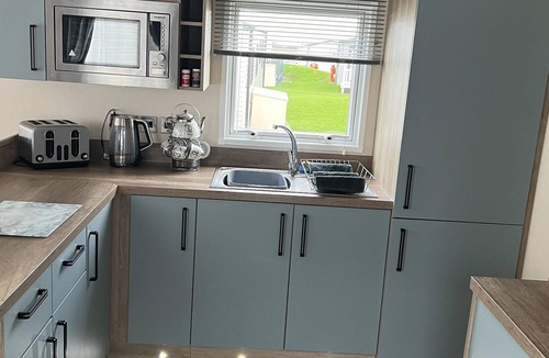 Whitley Bay Cabin | 2 Bed Caravan - Sleeps 6 - Parking - Pets