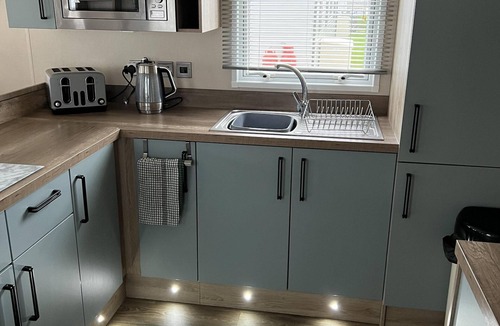 Whitley Bay Cabin | 2 Bed Caravan - Sleeps 6 - Parking - Pets