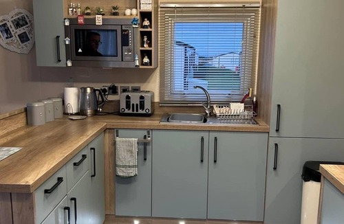 Whitley Bay Cabin | 2 Bed Caravan - Sleeps 6 - Parking - Pets
