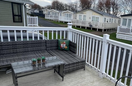 Whitley Bay Cabin | 2 Bed Caravan - Sleeps 6 - Parking - Pets