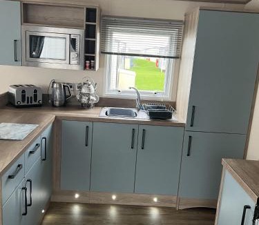 Whitley Bay House | 2 Bed Caravan - Sleeps 6 - Parking - Pets