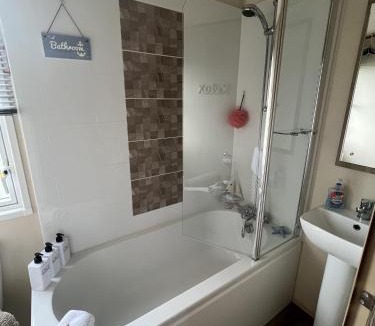 Whitley Bay House | 2 Bed Caravan - Sleeps 6 - Parking - Pets