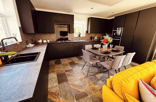 Pakefield House | 2-Bed Coastal Haven with Private Spa Pool and Tub