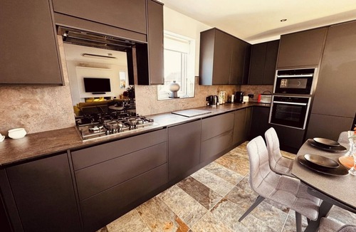 Pakefield House | 2-Bed Coastal Haven with Private Spa Pool and Tub