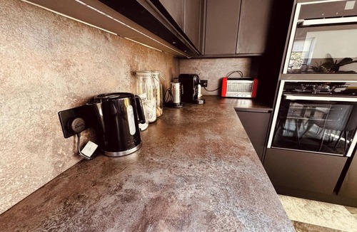 Pakefield House | 2-Bed Coastal Haven with Private Spa Pool and Tub