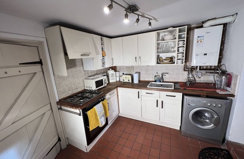 Hebden Bridge Cottage | 2 Bed Cottage - Sleeps 4 - Pets - Parking