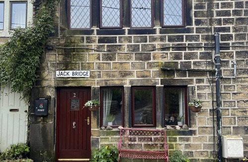 Hebden Bridge Cottage | 2 Bed Cottage - Sleeps 4 - Pets - Parking