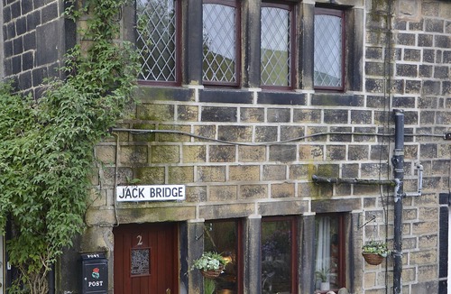 Hebden Bridge Cottage | 2 Bed Cottage - Sleeps 4 - Pets - Parking