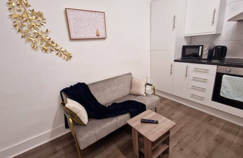 Canning Town Apartment | 2 Bed Flat, Near Canary Wharf, Excel, Airport, O2