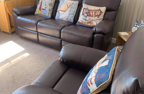 Slyne Apartment | 2 Bed Flat - Sleeps 3 - Parking - Wifi