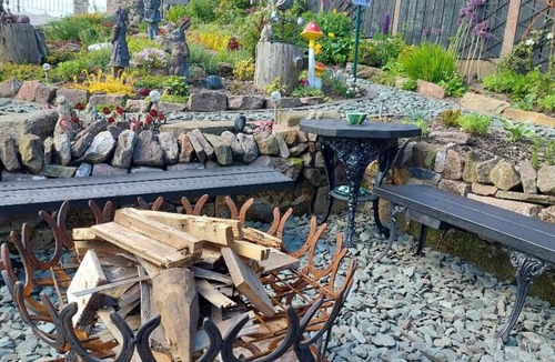 Longnor Apartment | 2 Bed Flat - Sleeps 3 - Parking - Wifi