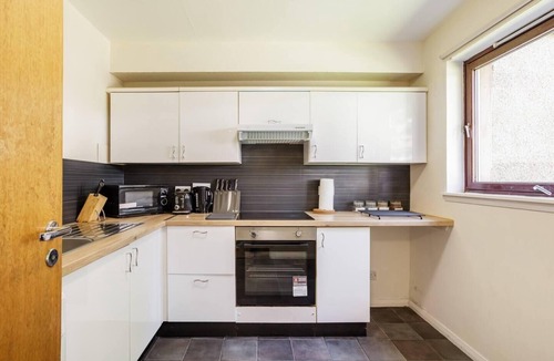 Central Aberdeen Apartment | 2 Bed Flat - Sleeps 4 - Parking - Wifi