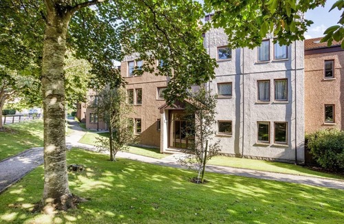 Central Aberdeen Apartment | 2 Bed Flat - Sleeps 4 - Parking - Wifi