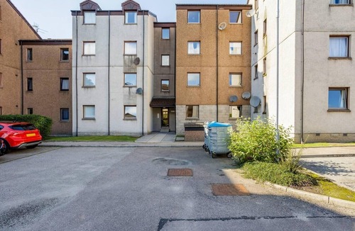 Central Aberdeen Apartment | 2 Bed Flat - Sleeps 4 - Parking - Wifi