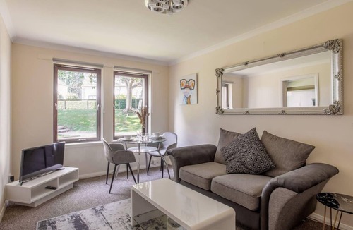 Central Aberdeen Apartment | 2 Bed Flat - Sleeps 4 - Parking - Wifi