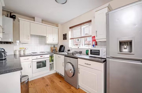 Portsmouth Apartment | 2 Bed Flat - Sleeps 4 - Pets - Parking - Garden