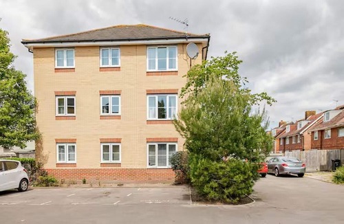 Portsmouth Apartment | 2 Bed Flat - Sleeps 4 - Pets - Parking - Garden