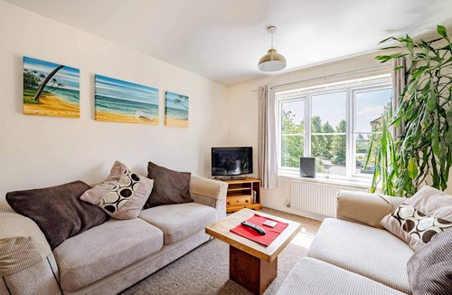 Portsmouth Apartment | 2 Bed Flat - Sleeps 4 - Pets - Parking - Garden