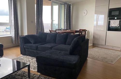 Royal Docks Apartment | 2 Bed Flat - Sleeps 4 - Parking - WIfi