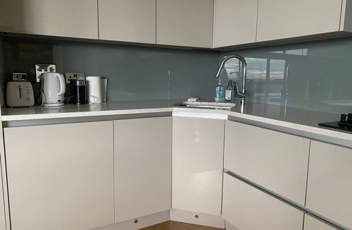 Royal Docks Apartment | 2 Bed Flat - Sleeps 4 - Parking - WIfi