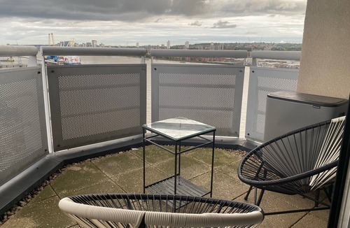 Royal Docks Apartment | 2 Bed Flat - Sleeps 4 - Parking - WIfi