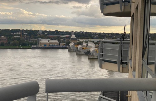 Royal Docks Apartment | 2 Bed Flat - Sleeps 4 - Parking - WIfi