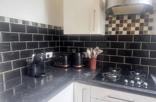 Charlton Apartment | 2 Bed Flat - Sleeps 4 - Parking - Wifi