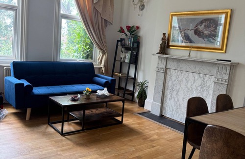 Charlton Apartment | 2 Bed Flat - Sleeps 4 - Parking - Wifi