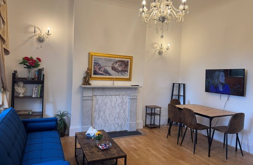 Charlton Apartment | 2 Bed Flat - Sleeps 4 - Parking - Wifi