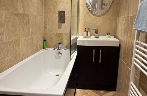 Charlton Apartment | 2 Bed Flat - Sleeps 4 - Parking - Wifi