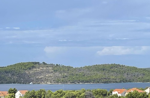 Milna (Brac) Apartment | 2 Bed Flat - Sleeps 6 - Pool - Garden - Parking