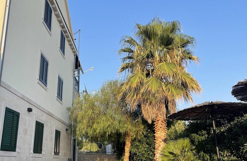 Milna (Brac) Apartment | 2 Bed Flat - Sleeps 6 - Pool - Garden - Parking