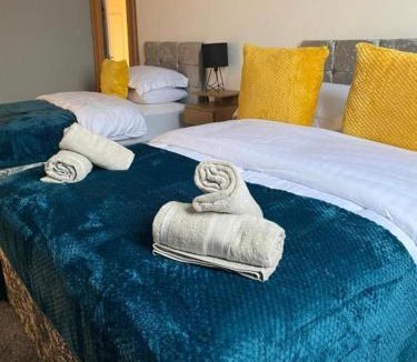 Cwmbrwla Apartment | 2 Bed Flat - Sleeps 7 - Parking - Wifi