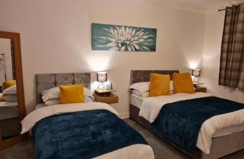 Cwmbrwla Apartment | 2 Bed Flat - Sleeps 7 - Parking - Wifi