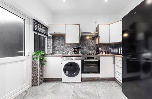 Blackpool House | 2 Bed Flat - Sleeps 8 - Pets - Parking - Wifi