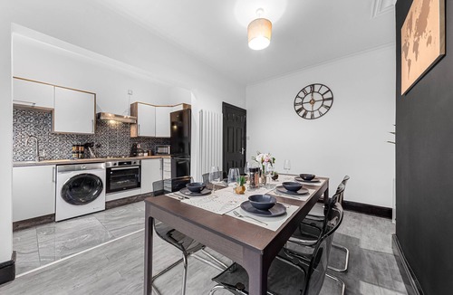 Blackpool House | 2 Bed Flat - Sleeps 8 - Pets - Parking - Wifi