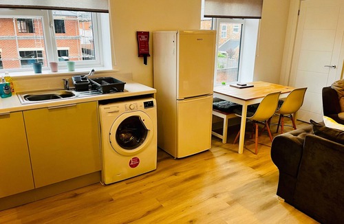 Long Eaton Apartment | 2 Bed Flat - Sleeps 8 - Pets - Garden - Parking