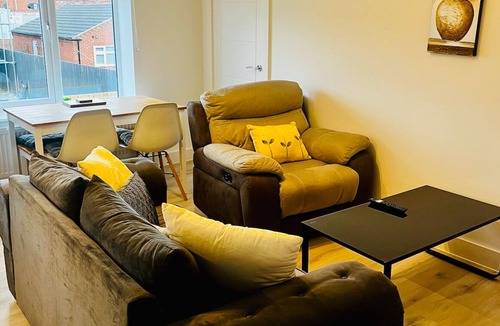 Long Eaton Apartment | 2 Bed Flat - Sleeps 8 - Pets - Garden - Parking