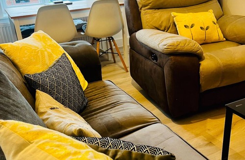 Long Eaton Apartment | 2 Bed Flat - Sleeps 8 - Pets - Garden - Parking