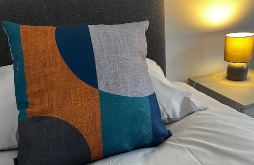 Long Eaton Apartment | 2 Bed Flat - Sleeps 8 - Pets - Garden - Parking