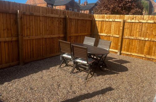 Long Eaton Apartment | 2 Bed Flat - Sleeps 8 - Pets - Garden - Parking