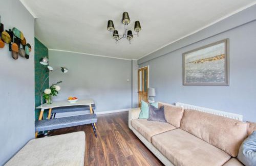 Hampton Wick Apartment | 2 bed flat - SW London with parking