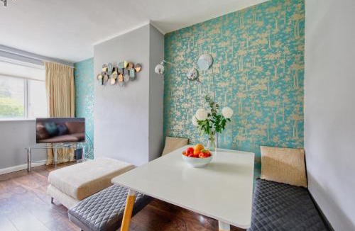 Hampton Wick Apartment | 2 bed flat - SW London with parking