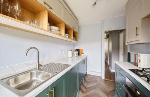 Hampton Wick Apartment | 2 bed flat - SW London with parking