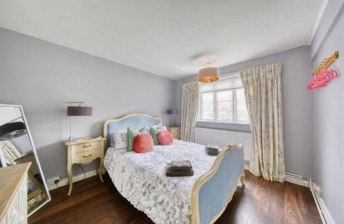 Hampton Wick Apartment | 2 bed flat - SW London with parking