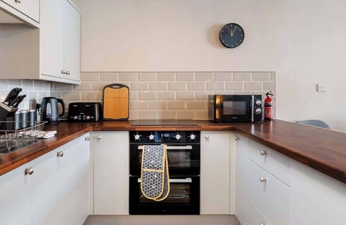 Paisley Apartment | 2 Bed Flat - Town Centre