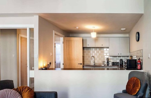 Paisley Apartment | 2 Bed Flat - Town Centre