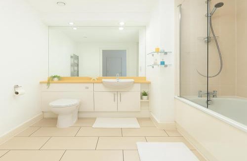 Dalston Apartment | 2 Bed Flat with Balcony in Dalston