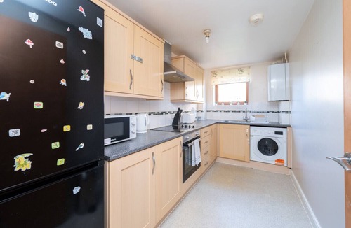 Crawley Apartment | 2 bed flat with parking